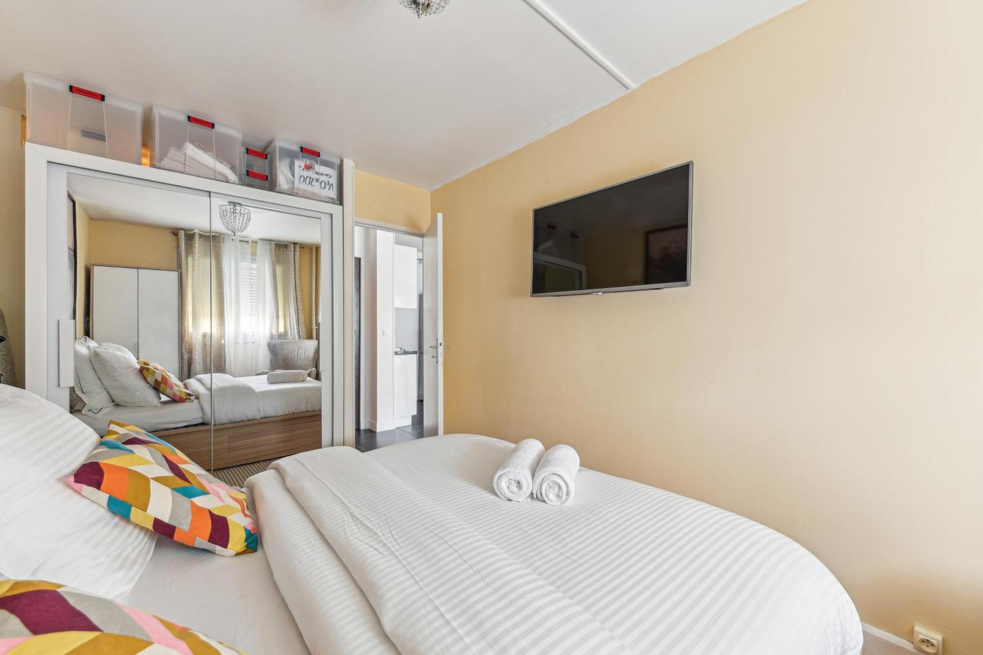 Chic And Comfortable Apart With Balcony Levallois-Perret Bagian luar foto