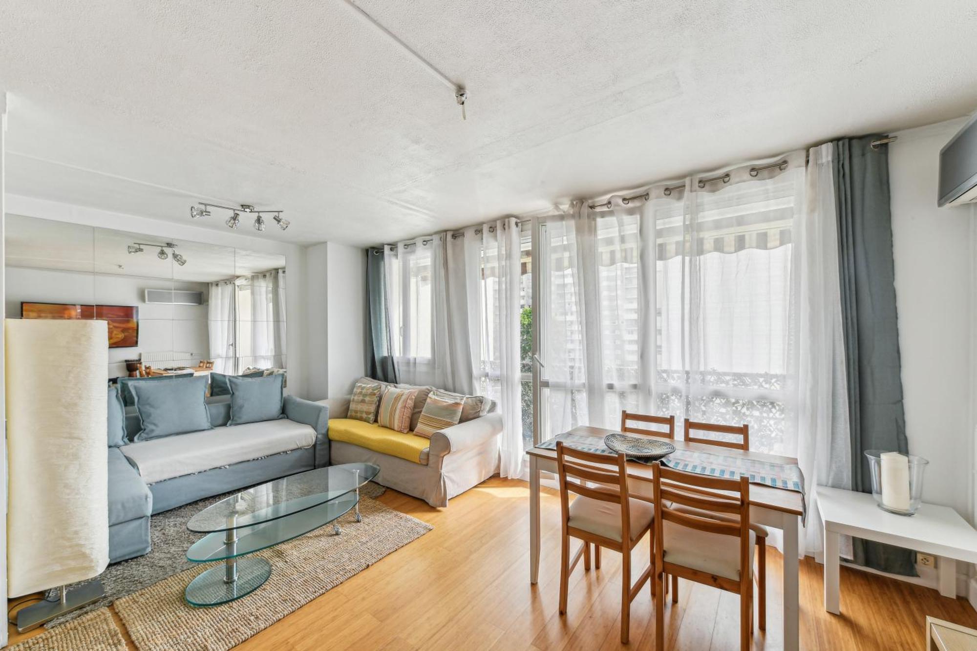 Chic And Comfortable Apart With Balcony Levallois-Perret Bagian luar foto